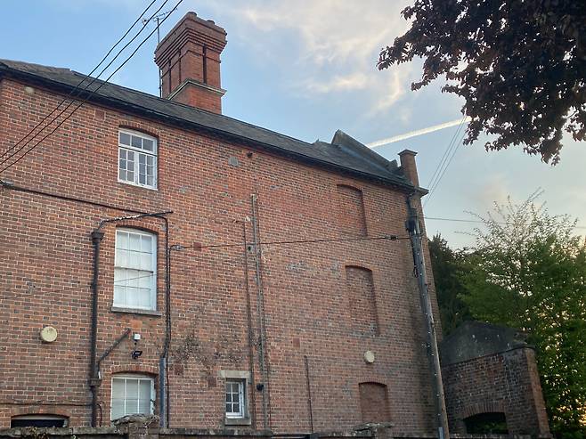 17~19세기 영국에서 창문에 부과된 '창문세'를 피하기 위해 벽돌로 창을 막았던 흔적은 지금도 거리 곳곳에서 발견된다. /팀 알퍼 칼럼니스트