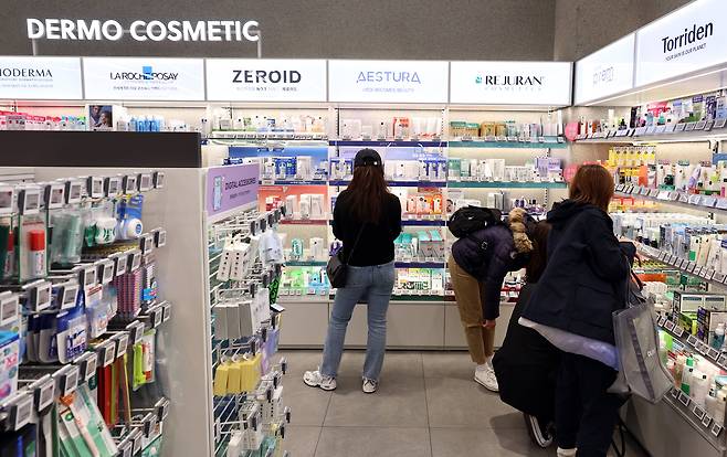 화장품 용기의 핵심 원자재인 나프타 가격의 변동성이 커지자, 중소 제조업체를 중심으로 생산 중단과 단가 인상 공지가 이어지고 있다. 사진은 3월 29일 서울의 한 화장품 매장./뉴스1