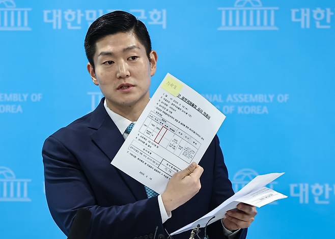 김재섭 국민의힘 의원이 지난 3월 31일 서울 여의도 소통관에서 정원오 더불어민주당 서울시장 예비후보 의혹 관련 기자회견 후 백브리핑을 하고 있다./뉴스1