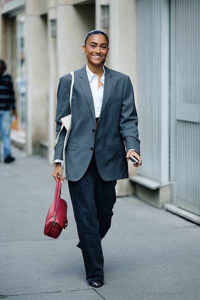 봄 코디는 자켓 하나면 충분합니다. 무채색 자켓 코디를 보여준 해외 스트릿. 사진 아이맥스트리.