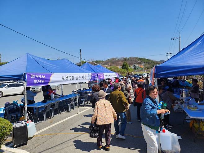 지난 7일 대술면행정복지센터 주차장에서 열린 한마음 이동전문봉사의 날 행사 모습.사진=예산군 제공