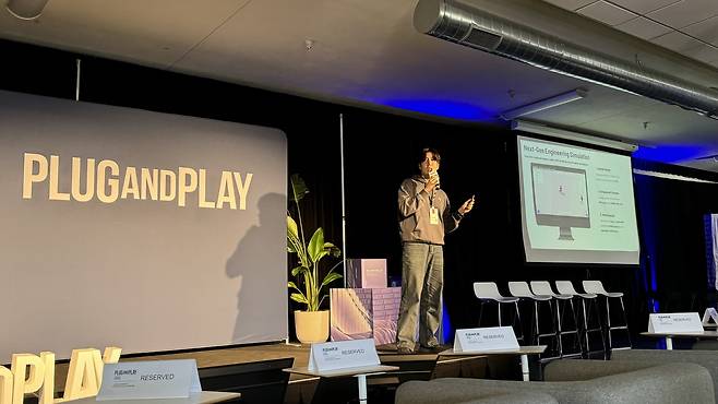 이석근 에브리심 대표가 미국 실리콘밸리에 위치한 세계 최대 규모 스타트업 액셀러레이터 플러그앤플레이에서 기업 소개를 하고 있다. 에브리심 제공