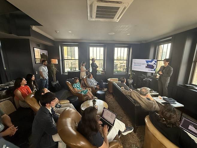 이석근 에브리심 대표가 해외 바이어들 사이에서 제품 소개를 하고 있다. 에브리심 제공