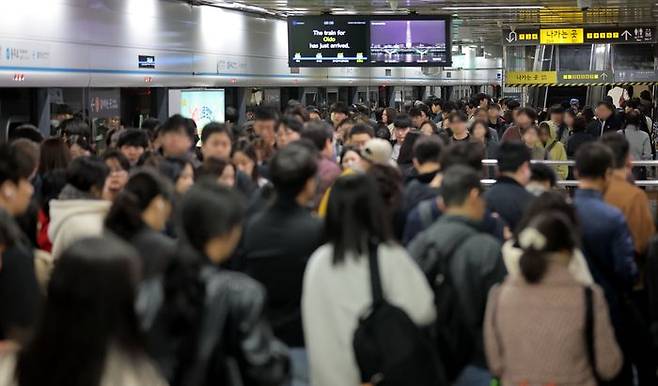 공공기관 승용차 2부제·공영주차장 5부제가 실시된 지난 8일 서울 지하철 충무로역에서 열차를 이용하는 시민들이 분주히 걸어가고 있다. ⓒ연합뉴스