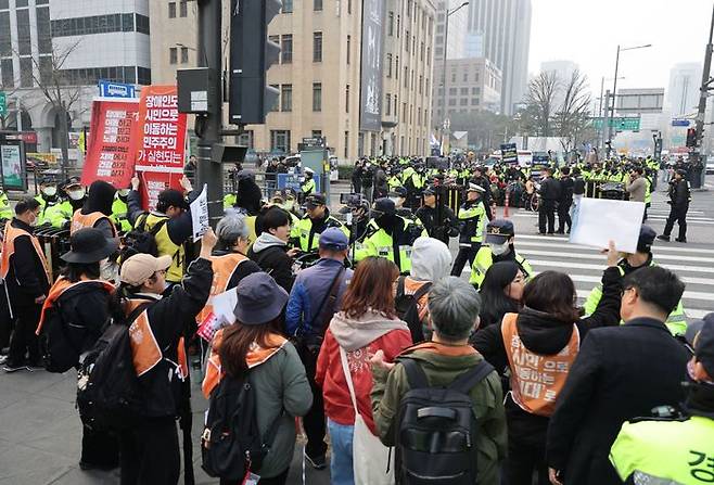 지난달 27일 서울 세종대로 사거리 버스 승강장 차로에서 전국장애인차별철폐연대 회원들이 이동권 보장을 요구하며 시위를 하고 있다. ⓒ연합뉴스