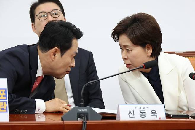국민의힘 장동혁 대표와 양향자 최고위원이 9일 서울 여의도 국회에서 열린 최고위원회의에서 대화하고 있다. ⓒ 뉴시스