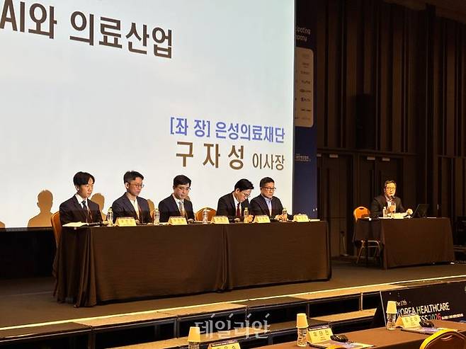 대한병원협회가 9일 서울 코엑스에서 KHC2026을 개최한 가운데, 참석자들이 토론을 진행하고 있다. (왼쪽부터)윤현준 보건복지부 보건의료데이터진흥과 사무관, 김치원 카카오벤처스 부대표, 연동건 경희대 의과대학 교수, 최종원 삼정KPMG 상무, 김민성 KT AX사업본부 팀장, 구자성 은성의료재단 이사장 ⓒ데일리안 김효경 기자