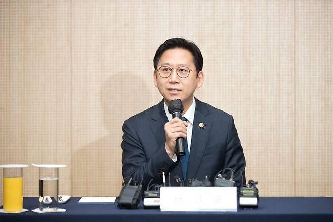 배경훈 부총리 겸 과학기술정보통신부 장관이 9일 오후 서울 강남구 한국과학기술회관에서 열린 '통신3사 CEO 간담회' 에서 기념촬영을 하고 있다.ⓒ과학기술정보통신부
