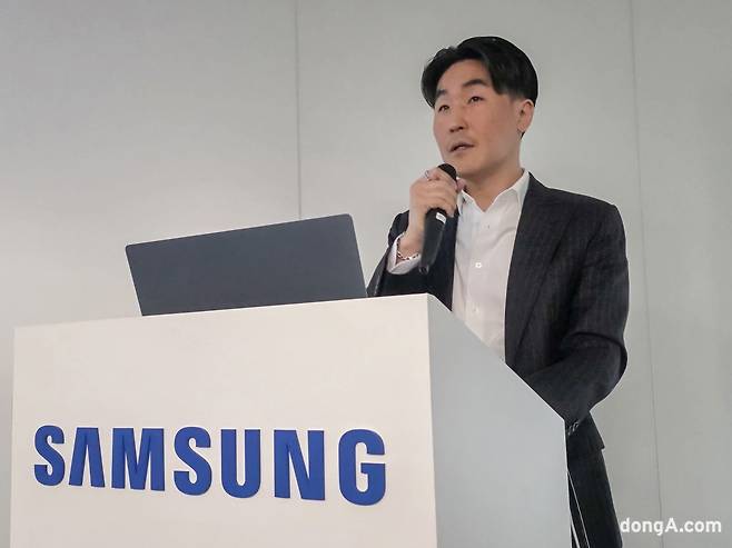 삼성전자가 9일 진행된 미디어 설명회를 통해 지난달 선보인 갤럭시 S26 시리즈와 갤럭시 버즈4 시리즈의 조형 철학 및 제작 공정을 공개했다. 삼성전자 제공