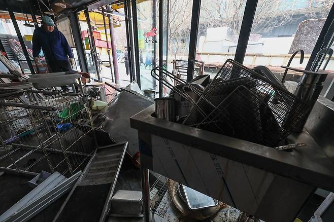 4일 서울 시내 한 카페 겸 술집으로 운영했던 가게가 폐업으로 철거되고 있다. 2026.2.4/뉴스1