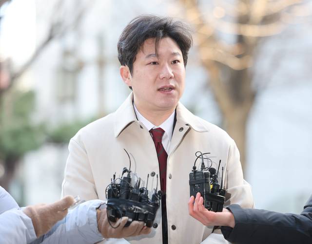 김경 서울시의원의 ‘종교단체 동원 의혹’을 고발한 진종오 국민의힘 의원이 1월 13일 마포구 서울경찰청 공공범죄수사대에 조사를 받기 위해 출석하며 취재진 질문에 답하고 있다. [연합뉴스]