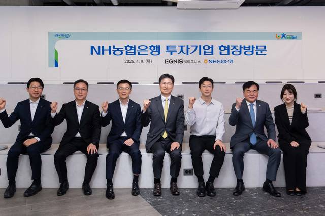 강태영(왼쪽 네번째) NH농협은행장과 박찬호(왼쪽 다섯번째)  이그니스 대표 및 임직원들이 기념촬영을 하고 있다. [NH농협은행 제공]