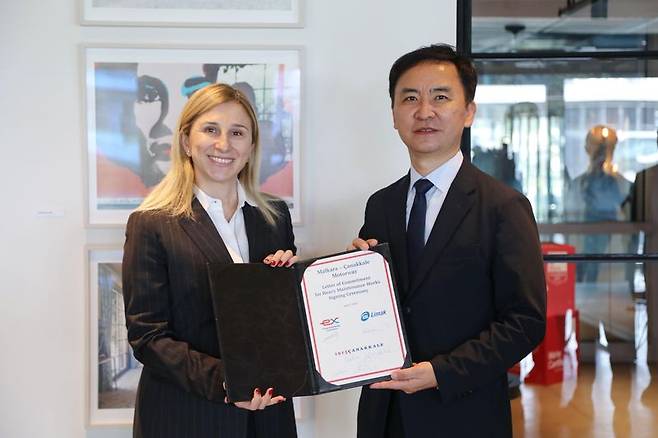 7일(현지시간) 튀르키예 이스탄불에서 열린 말카라~차나칼레 고속도로 대수선 사업 협약식에서 권봉경 한국도로공사 해외사업처장(오른쪽)과 에브루 외즈데미르 리막 회장이 기념촬영을 하고 있다. 도로공사 제공