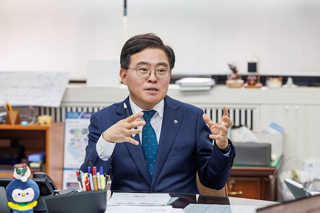 진교훈 강서구청장은 지난 달 24일 강서구청장 집무실에서 가진 인터뷰를 통해 국제민간항공기구(ICAO)의 고도제한 국제기준 완화에 따른 조속한 국내 기준 마련을 통해 강서구의 획기적인 발전을 이룰 수 있다고 강조했다. 강서구 제공