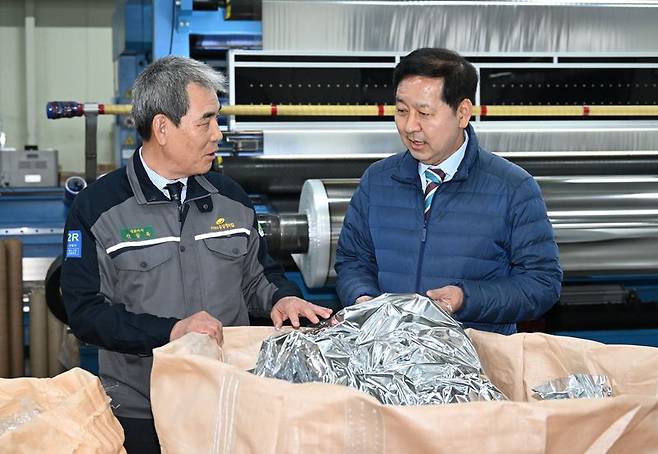 구윤철 부총리 겸 재정경제부 장관(오른쪽)이 9일 세종시 전의면에 있는 필름 생산업체 유상케미칼을 방문했다. 구 부총리는 중동 전쟁으로 인한 원료 공급 차질 등 현장 애로사항에 대한 관계자의 설명을 듣고 있다. 재경부 제공
