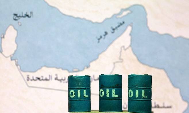 지난달 26일 촬영된 일러스트레이션. 호르무즈 해협 지도와 3D 프린팅된 석유 배럴이 함께 표현되어 있다. 로이터 연합뉴스