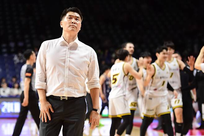 조상현 엘지 감독과 선수들. 한국농구연맹 제공