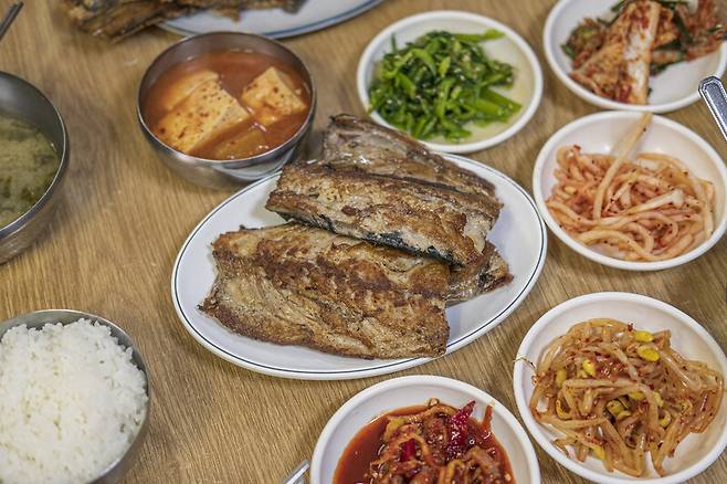 부산의 한 식당에서 파는 고등어구이 백반. 최갑수 제공