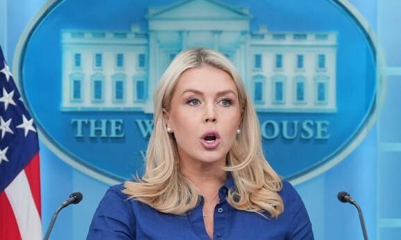 8일(현지시각) 미국 워싱턴 백악관 브리핑룸에서 캐럴라인 레빗 백악관 대변인이 기자들과 대화하고 있다. 워싱턴/AP 연합뉴스