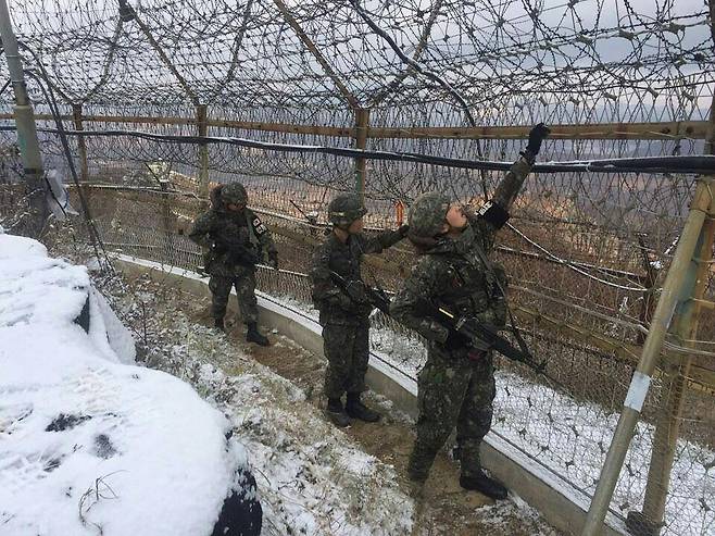 지난 2016년 12월 육군 15사단 장병들이 철책 점검을 하고 있다. 육군본부 페이스북