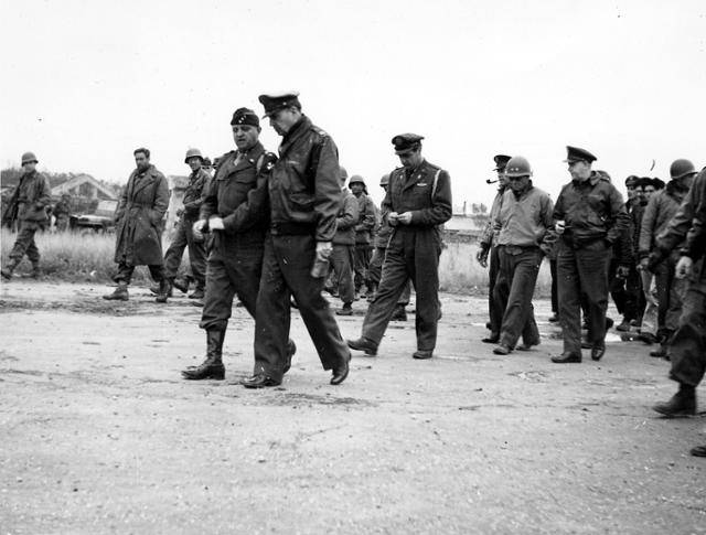 워커와 맥아더가 1950년 10월 20일 평양에서 만나 이야기를 나누고 있다. 해리 트루먼 도서관