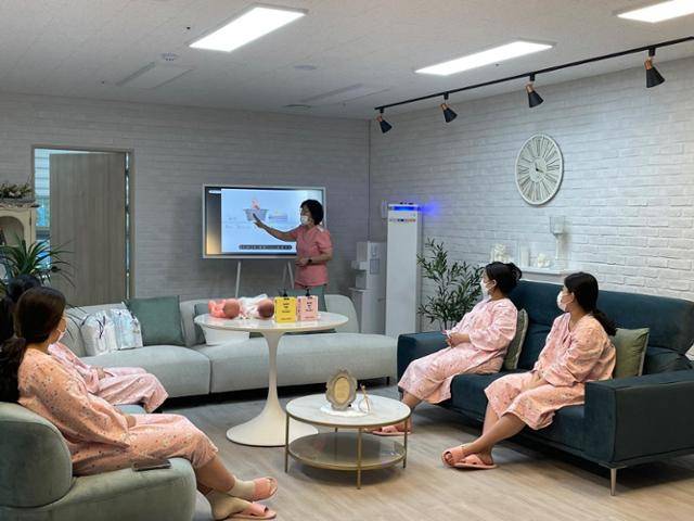 갓 아이를 낳은 산부가 강원 화천군 공공산후조리원에서 전문의의 건강 회복 강좌를 듣고 있다. 화천군 제공