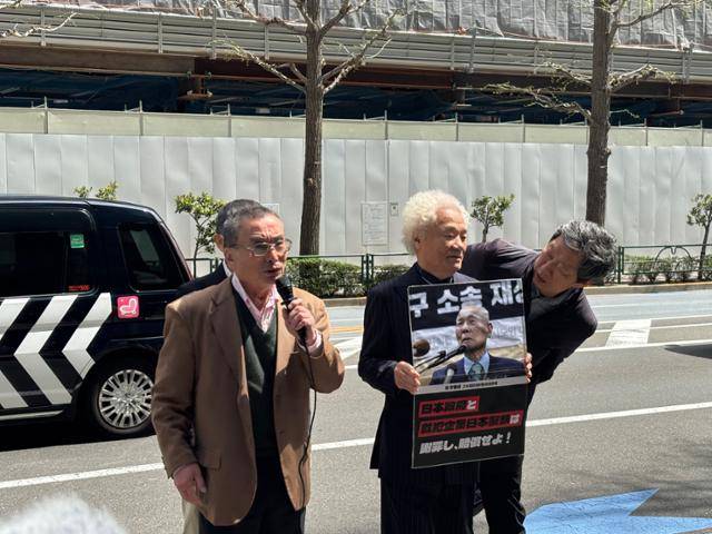 일제강점기 일본제철 강제동원 피해자 고 이춘식씨의 유가족 이창환씨가 9일 일본 도쿄 지요다구 일본제철 사옥 앞에서 열린 '마루노우치 행동' 시위에 참석해 일본제철의 사죄를 촉구하고 있다. 도쿄=류호 특파원