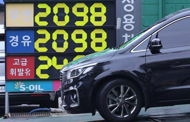 9일 서울의 한 주유소에 2,100원에 근접한 휘발유와 경유 가격이 게시돼 있다. 뉴스1