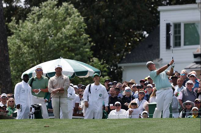 티샷하는 임성재와 이를 지켜보는 송중기(가운데)./ 로이터=연합뉴스