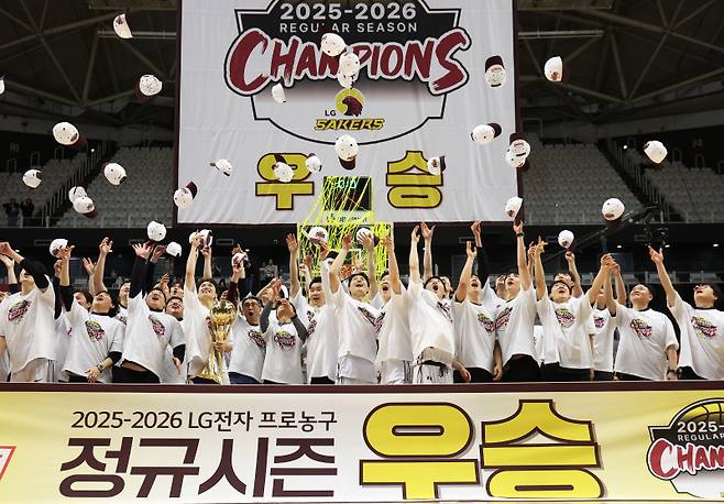 <yonhap photo-4357=""> 기뻐하는 창원 LG 선수들 (수원=연합뉴스) 홍기원 기자 = 3일 경기도 수원KT소닉붐아레나에서 열린 프로농구 수원 KT 소닉붐과 창원 LG 세이커스의 경기. 이 경기에서 승리하며 정규리그 우승을 차지한 LG 조상현 감독과 선수들이 트로피를 들고 기뻐하고 있다. 2026.4.3 xanadu@yna.co.kr/2026-04-03 21:20:38/ 연합뉴스</yonhap>