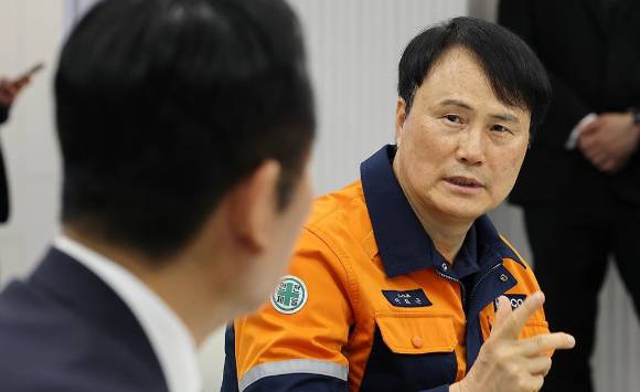 이희근 포스코 대표이사 사장이 9일 전남 광양시 포스코 광양제철소에서 열린 간담회에서 더불어민주당 정청래 대표에게 건의사항을 전달하고 있다. [사진=연합뉴스]