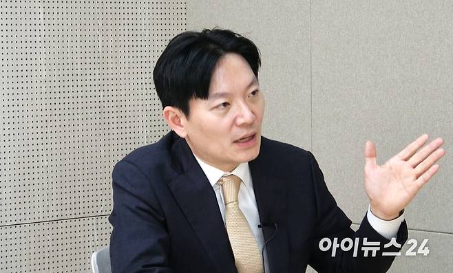 박상용 인천지검 부부장검사가 8일 서울 양평동 아이뉴스24 스튜디오에서 진행된 유튜브 방송 '여의뷰'에 출연해 인터뷰하고 있다. [사진=최기철 기자]