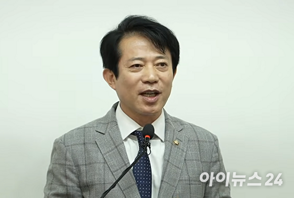 더불어민주당 이강일 국회의원이 9일 충북도청에서 당원명부 유출 논란 등에 대한 입장을 밝히고 있다. [사진=이용민 기자]
