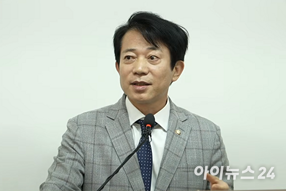더불어민주당 이강일 국회의원이 9일 충북도청에서 당원명부 유출 논란 등에 대한 입장을 밝히고 있다. [사진=이용민 기자]