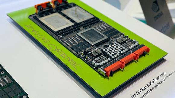 GTC 2026 SK하이닉스 부스에 전시된 엔비디아 차세대 AI 가속기 '베라 루빈'. 엔비디아 젠슨 황 CEO의 사인이 남아 있다. [사진=SK하이닉스 뉴스룸]