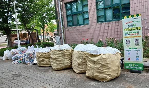 경기도 고양시 일산서구 대화동 일대에 마련된 고양자원순환가게 앞에 시민들이 깨끗하게 씻어 분리배출한 캔·페트병 등 재활용품들이 대형 자루에 가득 담겨 있다. [사진=고양시]