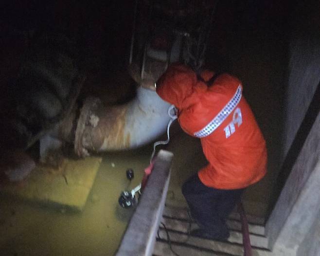 오늘(9일) 서귀포시 강정동 양어장 기계실 침수 피해 현장 (제주소방안전본부 제공)