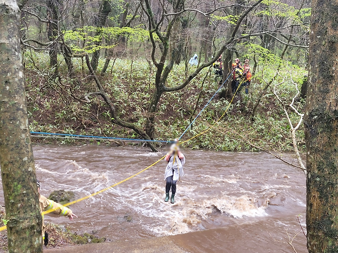 오늘(9일) 오후 제주시 조천읍 교래리 숲길에서 하천 범람으로 고립된 탐방객 구조 현장 (제주소방안전본부 제공)