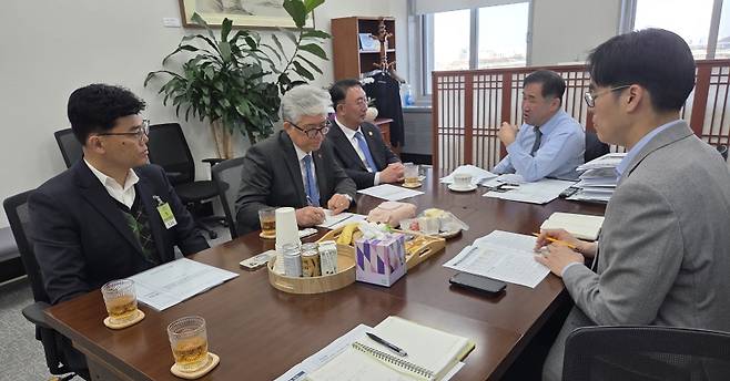 제주자치도와 제주도관광협회 관계자들이 지난 7일 국회를 방문해 제주 노선 항공좌석 부족 해소 방안을 논의하고 있다. (제주도관광협회 제공)