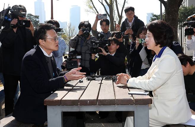더불어민주당 추미애 경기도지사 후보(오른쪽)와 박주민 서울시장 예비후보가 8일 국회 소통관 앞에서 만나 얘기를 나누고 있다. 연합뉴스