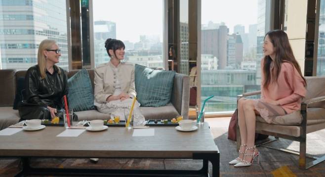 영화 ‘악마는 프라다를 입는다 2’ 개봉을 앞두고 방한한 여배우 메릴 스트립, 앤 해서웨이가 고현정의 유튜브 채널에 출연했다. 사진 월트디즈니 컴퍼니 코리아