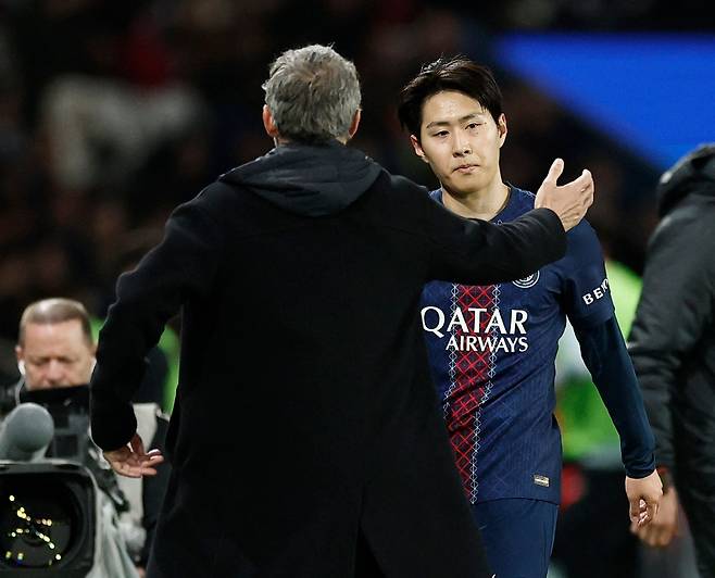 PSG 이강인(오른쪽)과 루이스 엔리케 감독. 로이터=연합뉴스