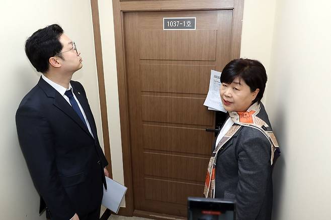 국회 윤석열 정권 정치검찰 조작기소 의혹 진상규명을 위한 국정조사 특별위원회가 9일 서울중앙지검에 대한 현장조사에 나선 가운데 서영교 위원장과 위원들이 영상녹화조사실을 살펴보고 있다. 국회사진기자단