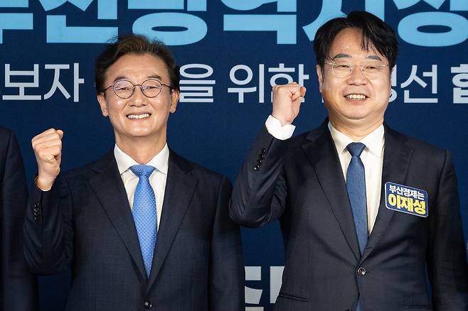 전재수(왼쪽), 이재성 더불어민주당 부산광역시장 예비후보가 지난 6일 서울 여의도 중앙당사에서 열린 본경선 합동연설회에서 기념 촬영을 하고 있다. 뉴스1