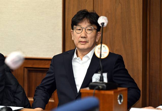 ▲ ▲ 국민의힘 권성동 의원이 지난해 11월 3일 서울 서초구 서울중앙지법에서 열린 통일교로부터 불법 정치자금을 수수한 혐의 사건 1차 공판에 출석해 재판을 기다리고 있다. 연합뉴스