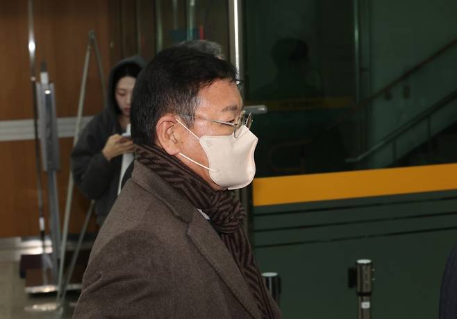 ▲ 안부수 아태평화교류협회장이 10일 서울 서초구 서울중앙지방법원에서 열린 구속 전 피의자 심문(영장실질심사)에 출석하고 있다. [연합뉴스]