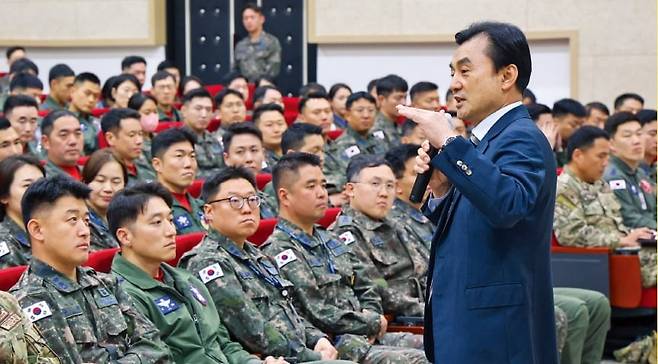 < 안규백 장관 ‘지휘관 덕목’ 강연 > 안규백 국방부 장관이 지난 7일 강원 원주 제8전투비행단을 방문해 공군 대대장 200여 명을 상대로 지휘관의 덕목에 관해 강연하고 있다.   /국방부 제공