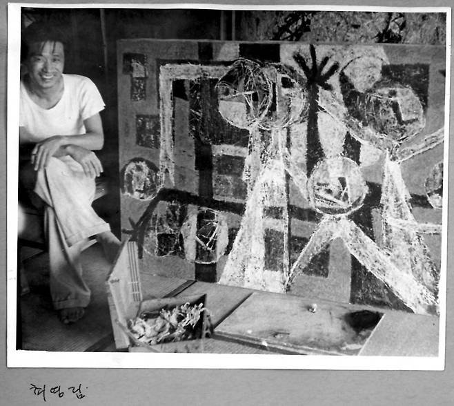 최영림이 작품 앞에서 찍은 사진. 리움미술관 자료실 소장