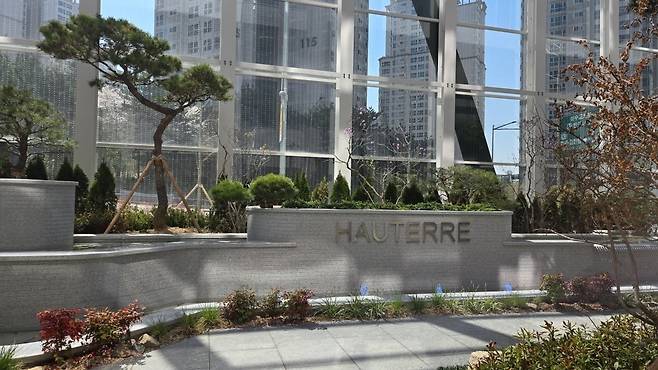 '오티에르 반포'의 조경은 '한국식 정원의 현대적 재해석'을 주제로 진달래, 소나무 등 국내 자생종 중심으로 조성했다. 단지 뒤편에는 도로 소음을 막기 위한 투명 방음벽이 설치돼 있다. 구은서 기자