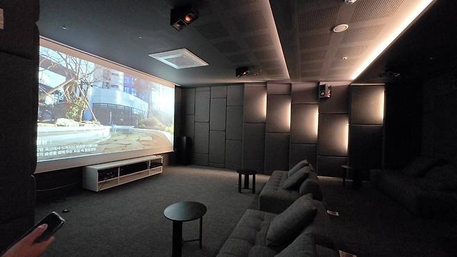 '오티에르 반포' 내 미디어 라운지. 사전 예약을 통해 나만의 영화관으로 이용 가능하다. 구은서 기자